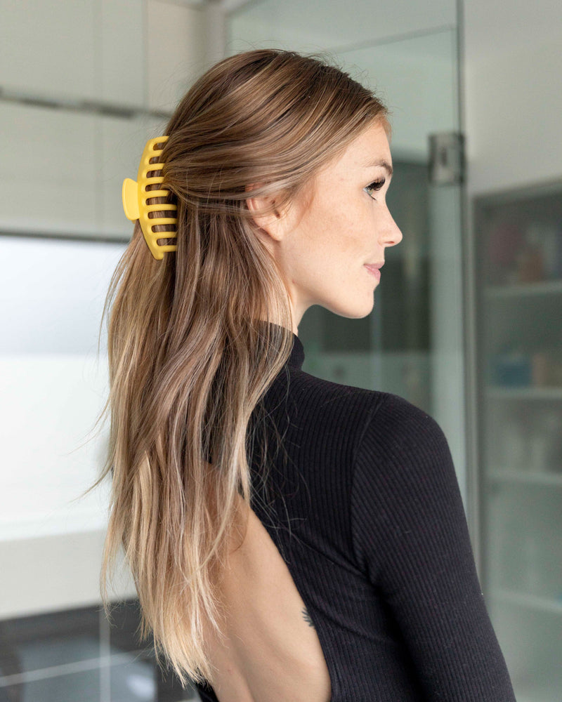 Hair clip claw, hair clip curly hair, hair clip claw styles, hair clip big, claw clip big, claw clip for thick hair, claw clip for braids, claw clip for thick curly hair, claw clip hairstyles, claw clip messy bun, claw clip medium hair, hair claw clip, y2k claw clip